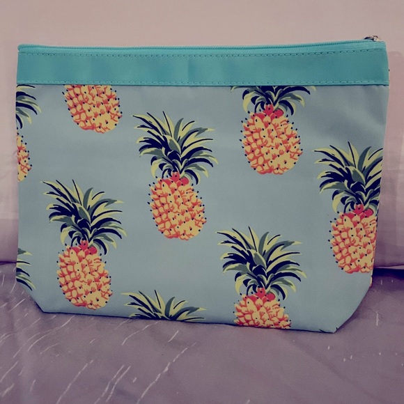 Initials,inc. 3 piece Cosmo Kit - Picture 3 of 4